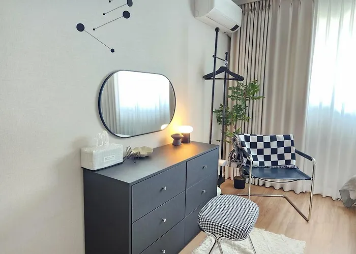 Villa 35 Pyeong Lotte Tower, Lotte World, Seokchon Lake, Seongsu, Gangnam Coex, Kspo Dome, Gym, Ginseng Sauna, Asan Hospital