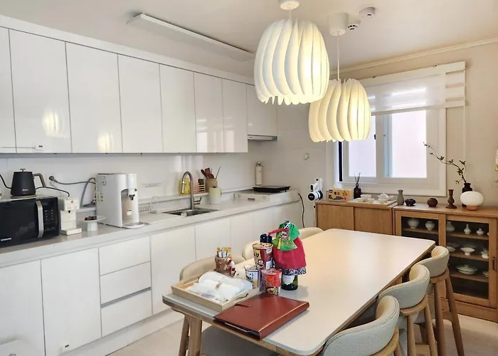 Villa 35 Pyeong Lotte Tower, Lotte World, Seokchon Lake, Seongsu, Gangnam Coex, Kspo Dome, Gym, Ginseng Sauna, Asan Hospital