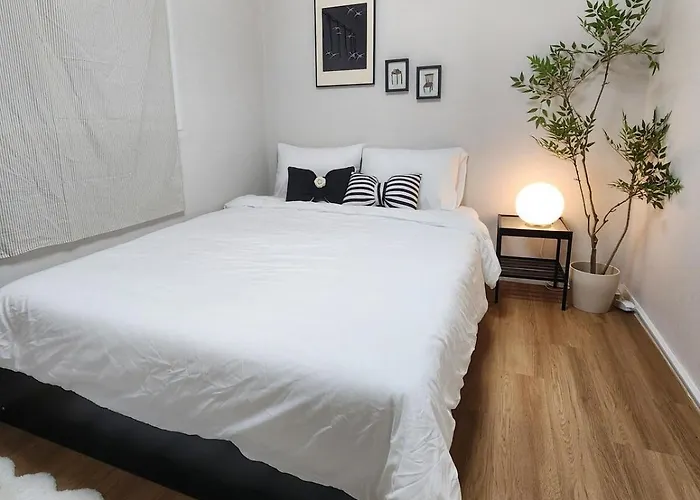 Villa 35 Pyeong Lotte Tower, Lotte World, Seokchon Lake, Seongsu, Gangnam Coex, Kspo Dome, Gym, Ginseng Sauna, Asan Hospital