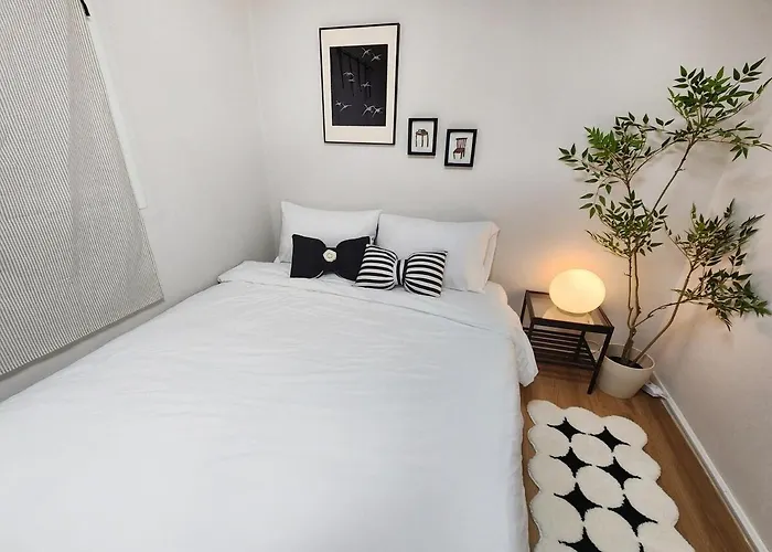 Villa 35 Pyeong Lotte Tower, Lotte World, Seokchon Lake, Seongsu, Gangnam Coex, Kspo Dome, Gym, Ginseng Sauna, Asan Hospital