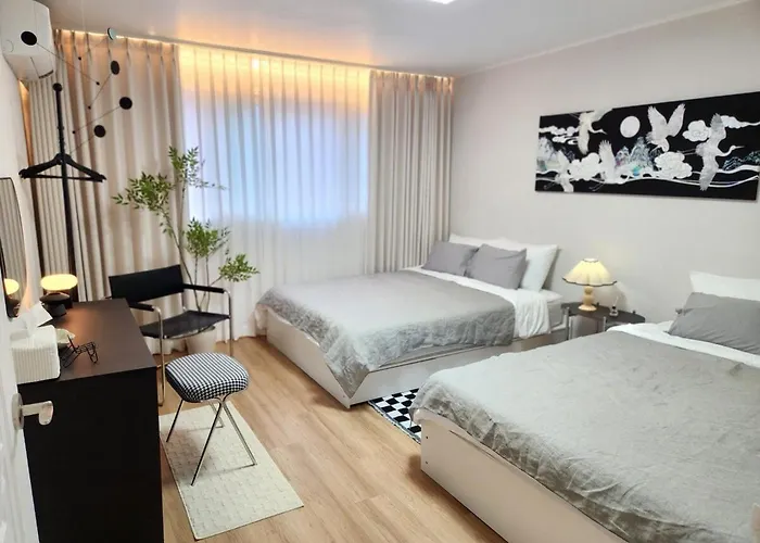 35 Pyeong Lotte Tower, Lotte World, Seokchon Lake, Seongsu, Gangnam Coex, Kspo Dome, Gym, Ginseng Sauna, Asan Hospital Seoel