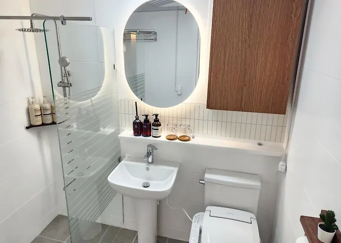 Villa 35 Pyeong Lotte Tower, Lotte World, Seokchon Lake, Seongsu, Gangnam Coex, Kspo Dome, Gym, Ginseng Sauna, Asan Hospital