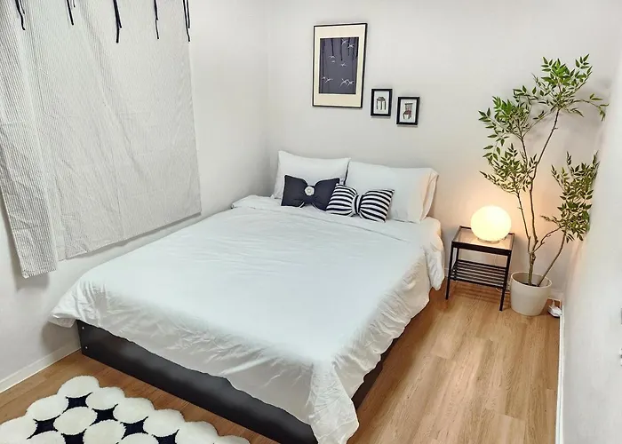 Villa 35 Pyeong Lotte Tower, Lotte World, Seokchon Lake, Seongsu, Gangnam Coex, Kspo Dome, Gym, Ginseng Sauna, Asan Hospital