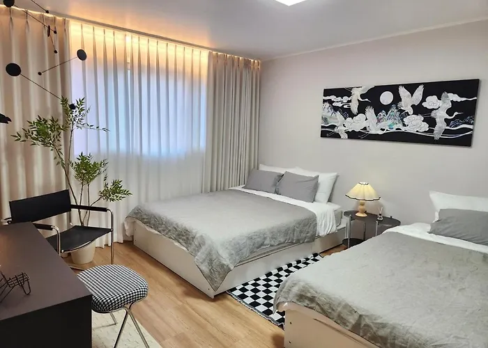 35 Pyeong Lotte Tower, Lotte World, Seokchon Lake, Seongsu, Gangnam Coex, Kspo Dome, Gym, Ginseng Sauna, Asan Hospital Villa *